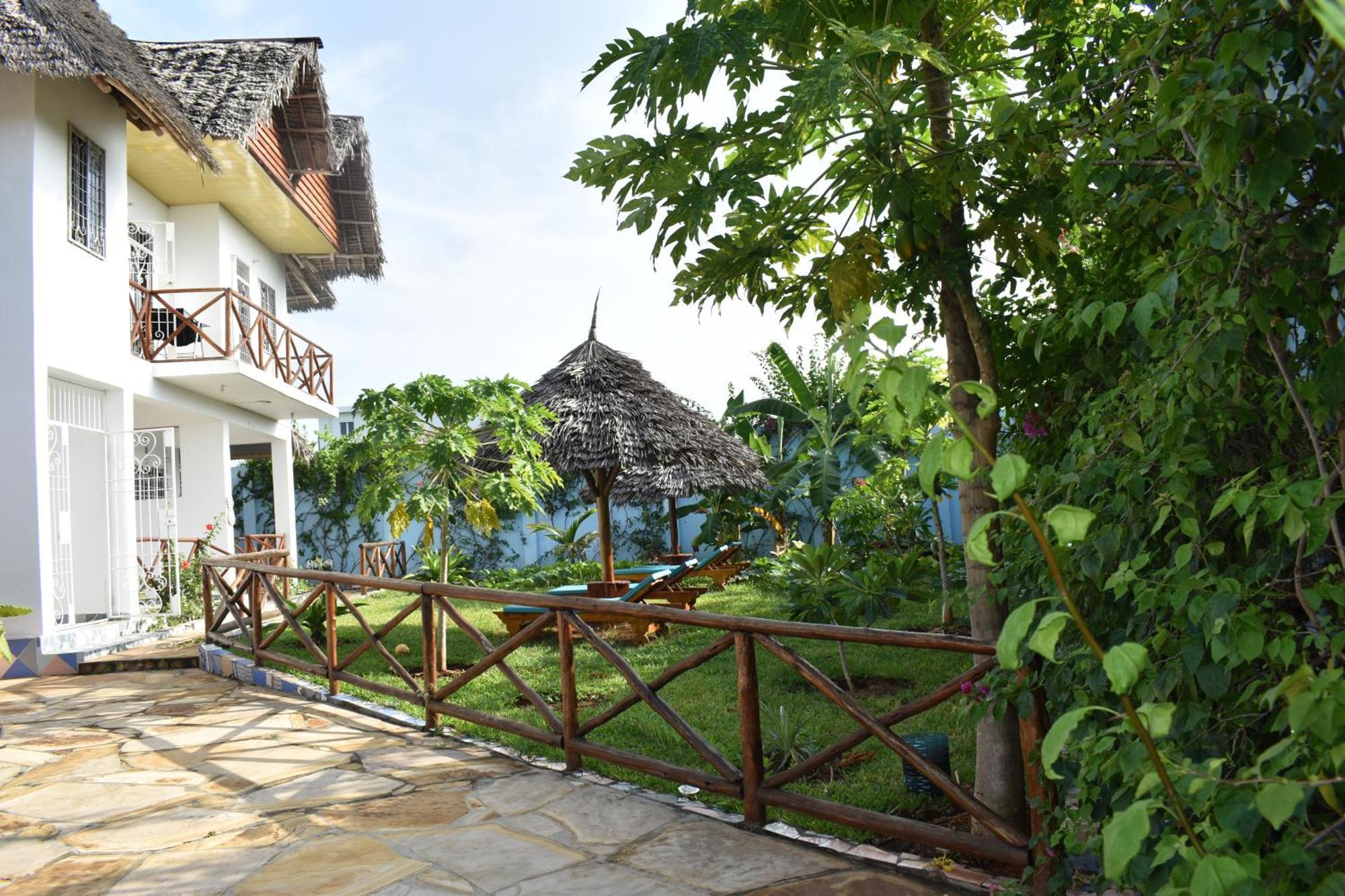 Pineapple House Bed & Breakfast Nungwi Luaran gambar